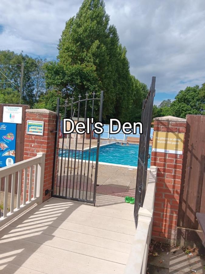 Del'S Den Lakeside Weeley Bridge Eksteriør bilde